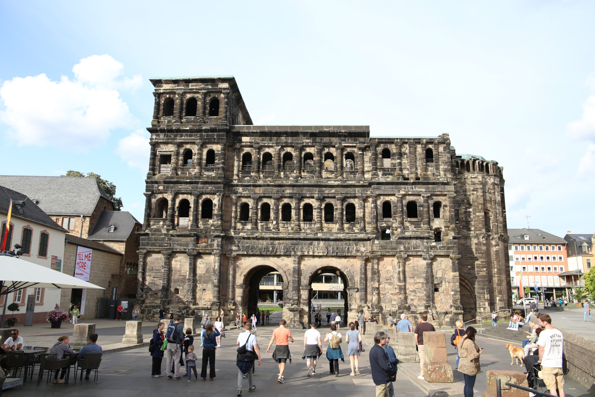 Foto: DAS Wahrezichen von Trier - die Porta Nigra