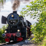 52 4867 auf dem Weg zu Schloss Henkell (09.05.2026 - Foto: Gerhard Hohl)