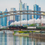 52 4867 mit Dampfsonderzug auf der Frankfurter Deutschherrnbrücke vor der Skyline (Foto:Gerhard Hohl)