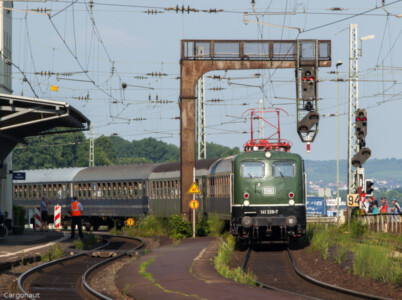141 228 windet sich mit einem Sonderzug nach Rüdesheim hinein (06.07.13 - Marvin Christ)