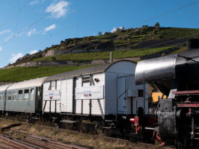 Güterwagen Gms (wird genutzt als Gepäckwagen und Generatorwagen) mit neuen Sponsor Gref Völsing war am 03.10.2020 erstmals auf großer Fahrt - nach Hattenheim & Rüdesheim (Foto: Simon Klinz) Güterwagen Gms (wird genutzt als Gepäckwagen und Generatorwagen) mit neuen Sponsor Gref Völsing war am 03.10.2020 erstmals auf großer Fahrt - nach Hattenheim & Rüdesheim (Foto: Simon Klinz)