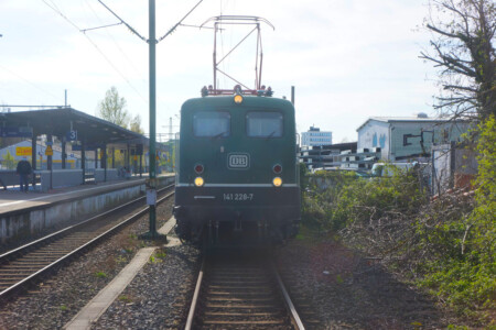 141 228-7 vor dem Mitropa-Wagen-Übergabezug (24.04.20219