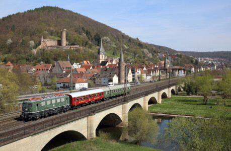 Mitropa-Wagen-Abholung - vor der Stadt Gemünden (Foto: Clemens Schumacher, xilo.de -24.04.2021)