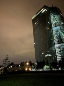218 105-5 auf der Frankfurter Hafenbahn vor der EZB (September 2021 - Foto: Timon Kuchenbecker)