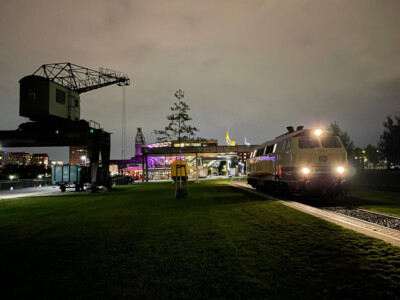 218 105-5 auf der Frankfurter Hafenbahn vor der EZB (September 2021 - Foto: Timon Kuchenbecker)