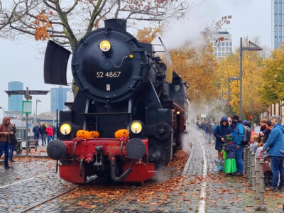 52 4867 am Eisernen Steg - Halloween Express 2021 (Foto: Filip Holz)