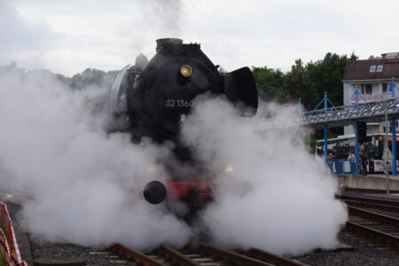 52 1360 : das Monster im Nebel :) (Bahnhof Königstein, Pfingsten 2022 - Foto: Dominik Kaiser)
