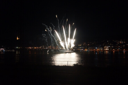 Rhein in Flammen: Beginn des Abschlussfeuerwerks in Rüdesheim von der Mitte des Rheins (3.7.2022 - Foto: Dominik Kaiser)