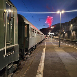 Rhein in Flammen: Der Sonderzug der HEF wartet am Bahnsteig in Assmannshausen mit Blick auf das Feuerwerk (2.7.2022 - Foto: Wolfgang Rotzler)