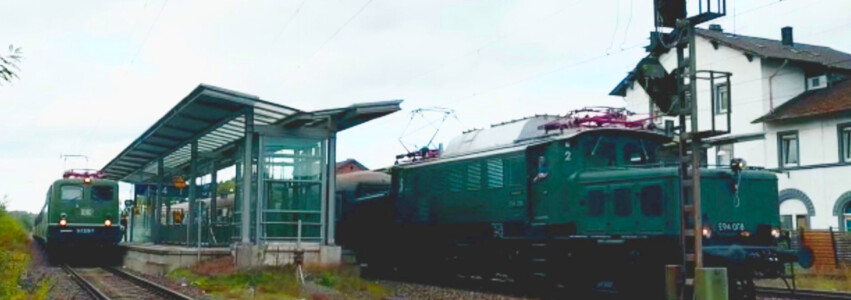 E41 228 mit E94 088 in Hochspeyer (Foto: Siegrid Zscherneck - 3.10.2022)