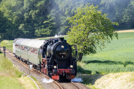 Pfingstdampf: 52 4867 bei Schneidhain - der erste Zug am Sonntag fuhr noch ohne 218 191-5 am Zugende (28.5.2023 - Foto: Gerhard Hohl)