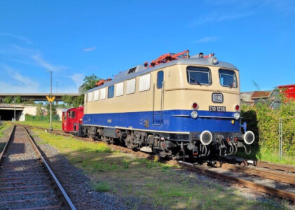 Köf 322 607-3 wieder einsatzbereit, hier bei Rangierarbeiten mit E10 1239 (September 2023 - Foto: Wolfgang Rotzler)