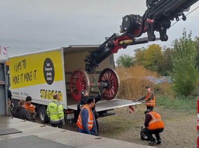 die ausgebaute Achse von 52 4867 wird zum Spezialunternehmen transportiert und dort instandgesetzt (20.10.2023)