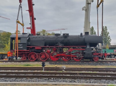 für den Ausbau der Achse mußte 52 4867 mit 2 Kränen angehoben werden (20.10.2023)