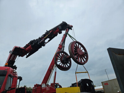 die ausgebaute Achse von 52 4867 wird zum Spezialunternehmen transportiert und dort instandgesetzt (20.10.2023)