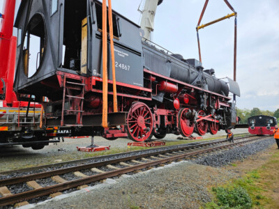 für den Ausbau der Achse mußte 52 4867 mit 2 Kränen angehoben werden (20.10.2023)