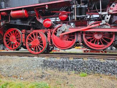 für den Ausbau der Achse mußte 52 4867 mit 2 Kränen angehoben werden (20.10.2023)