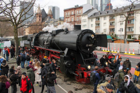 52 4867 auf der Hafenbahn Frankfurt - am Haltepunkt Eiserner Steg (16.12.2023 - Foto: Leonhard Gross)