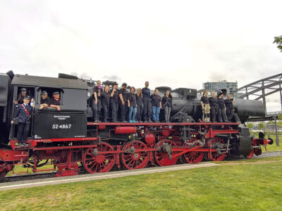 Gruppenfoto der Mädels mit 52 4867 beim Mädelsdampf auf der Hafenbahn (28.4.2024 - Foto: Simon Klinz)