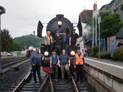 mit Volldampf in den Taunus-2024: Gruppenfoto der Lokmannschaft in Königstein (Foto: Simon Klinz)