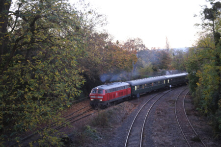 218 191-5 von MEZ zog der Zug auf das Gelände von Henkell in Wiesbaden - Wiedereröffnung der Aartalbahn (3.11.2024)