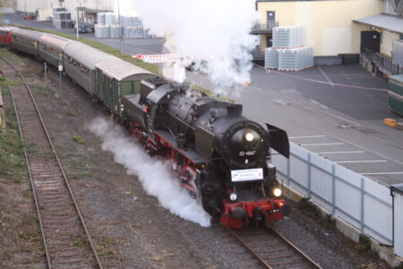 52 4867 beim Schloss Henkell in Wiesbaden - Wiedereröffenug der Aartalbahn (3.11.2024)