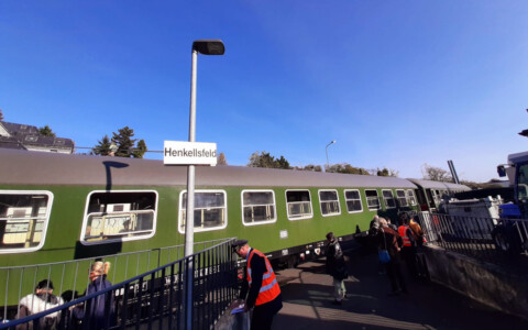 Ankunft am Schloss Henkell in Wiesbaden - Wiedereröffnung der Aartalbahn (3.11.2024 - Foto: Vladana Faustová)