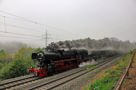 52 4867 auf der Werntalbahn zwischen Arnstein und Gänheim auf der Fahrt nach Meiningen (6.9.2025 - Foto: Ron Hempel)