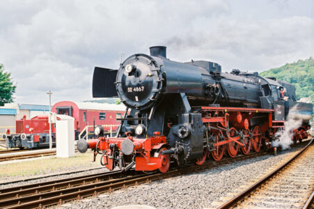 52 4867 mit 322 607-3 und MITROPA Wagen im Hintergrund im Bahnhof Königstein (Pfingsten 2025 - ANALOGES Foto: Gerhard Hohl)