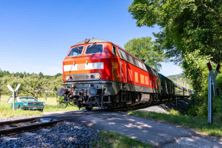 218 451-3 unterwegs im Taunus in der Nähe von Schneidhain (25.05.2026, Foto: Gerhard Hohl)