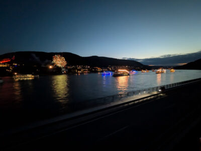 Rhein in Flammen - der Beginn des Feuerwerks am Abend (Foto: Simon Klinz - 4.7.2026)