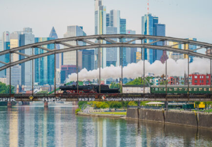 52 4867 mit Dampfsonderzug auf der Frankfurter Deutschherrnbrücke vor der Skyline (Foto:Gerhard Hohl)